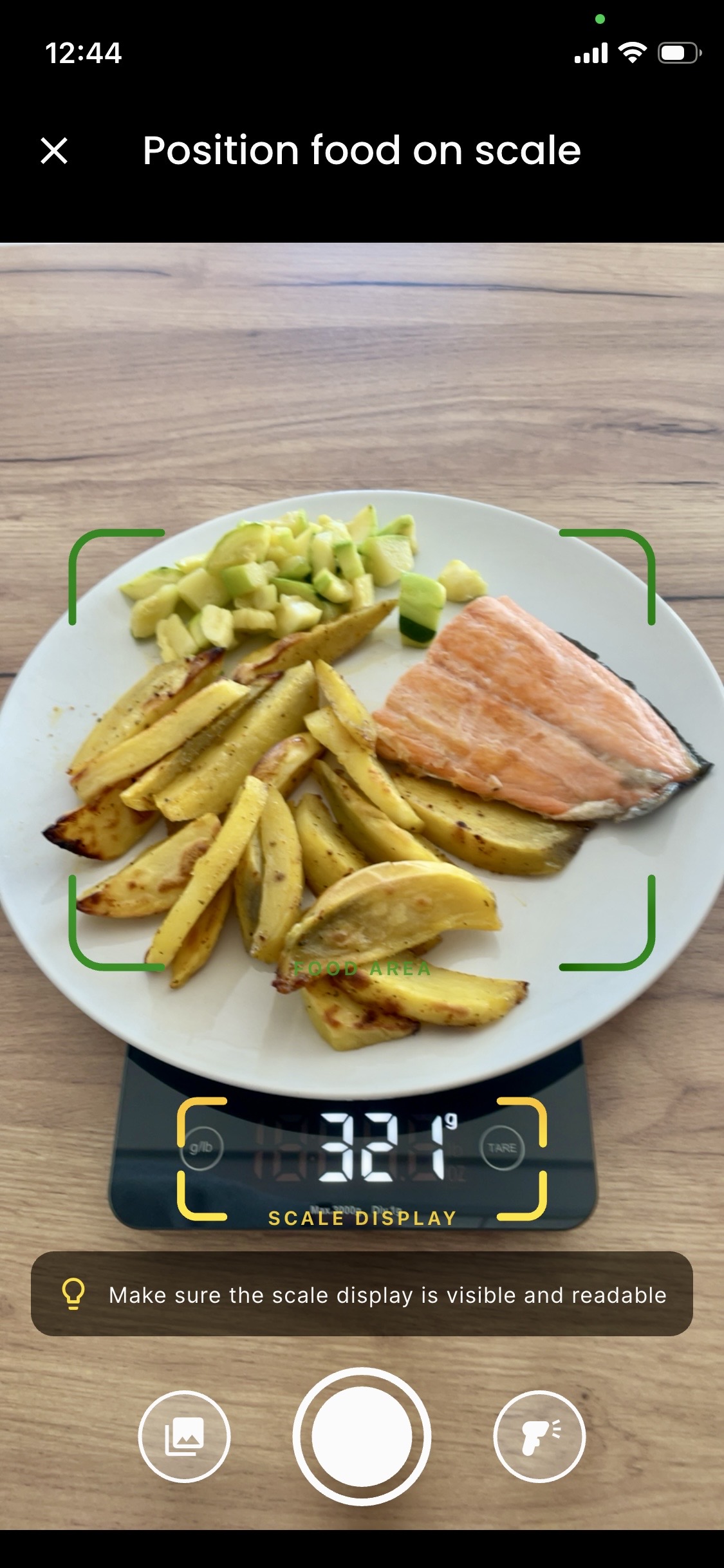Snap and log - AI photo recognition of food on kitchen scale
